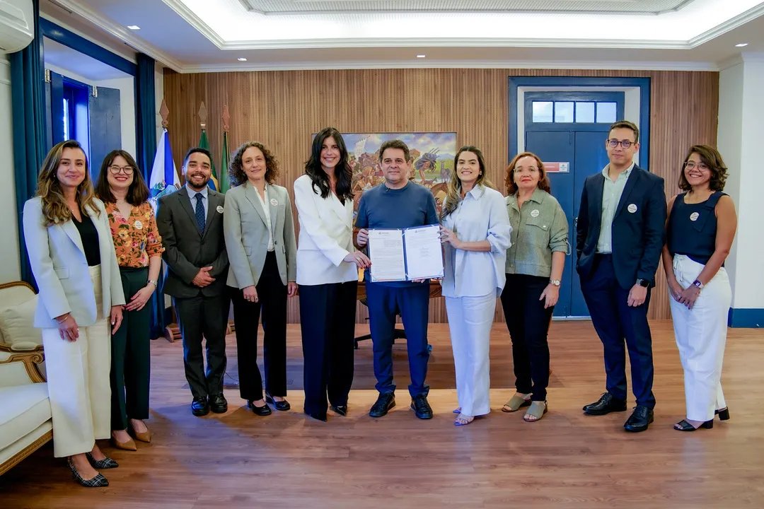 Prefeito com equipe do Airbnb